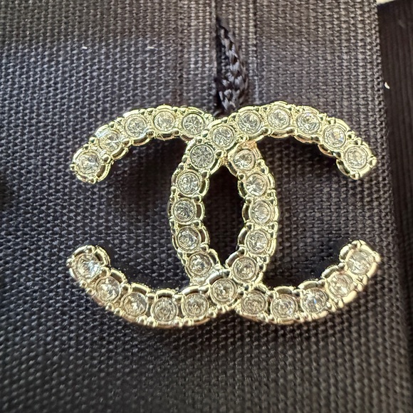 Chanel SS 25 25P CC Logo Gold Tone Dore Metal Crystal Strass Stud Earrings NWT - Picture 9 of 14